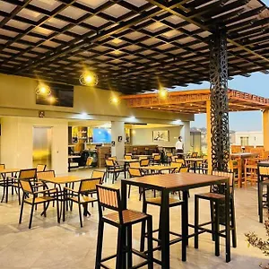 4* Hotel Triple E And